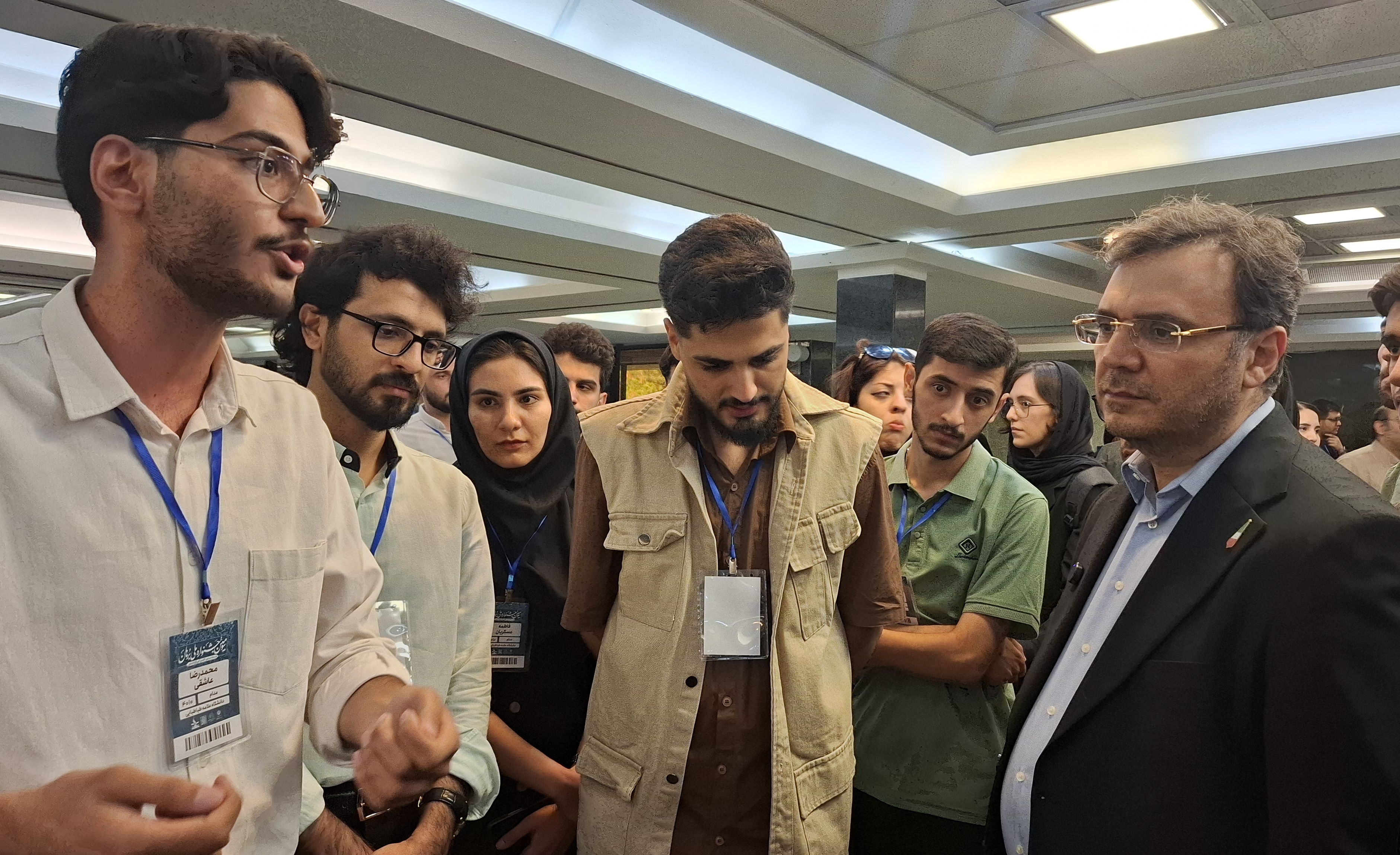 بازدید معاون فرهنگی و اجتماعی وزارت عتف از غرفۀ نمایشگاهی دانشگاه علامه طباطبائی در افتتاحیۀ جشنوارۀ ملی «برهان»