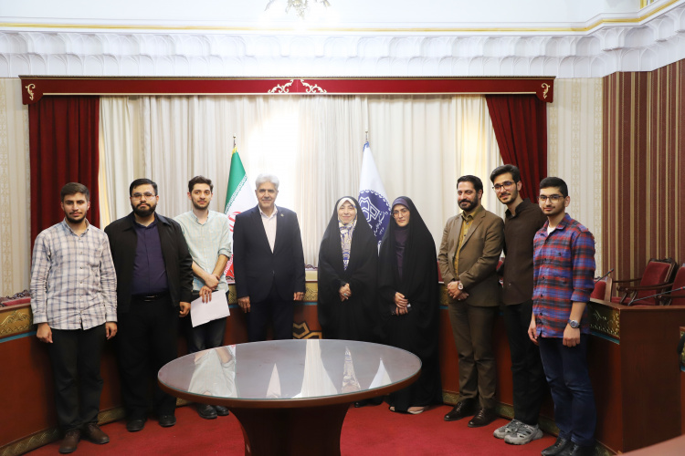 نشست صمیمانه رئیس دانشگاه علامه طباطبائی با دانشجویان فعال فرهنگی