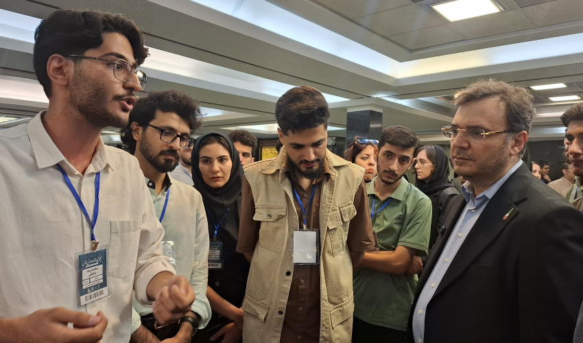بازدید معاون فرهنگی و اجتماعی وزارت عتف از غرفۀ نمایشگاهی دانشگاه علامه طباطبائی در افتتاحیۀ جشنوارۀ ملی «برهان»