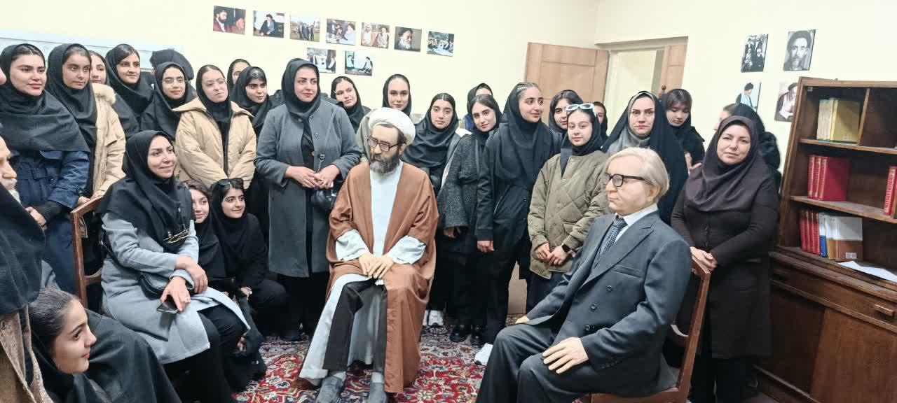بازدید دانش‌آموزان دبیرستان نمونه دولتی الزهرا شهرستان دلیجان از دانشگاه علامه طباطبائی